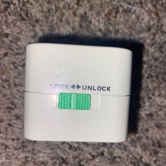 UNIVERSAL TRAVEL OUTLET ADAPTER & SURGE PROTECTOR - Picture 6 of 6